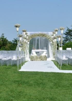 Allestimento del gazebo con veli per la cerimonia in giardino