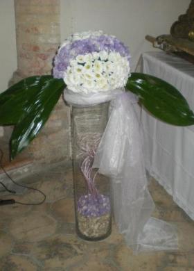 Decorazione floreale con fiori bianchi e lilla
