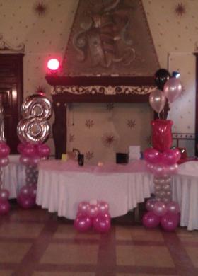 Allestimento del tavolo del buffet con palloncino color fucsia