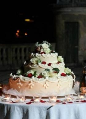 Torta nuziale con decorazioni floreali