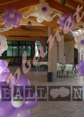 Arco floreale con palloncini