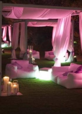 Evasioni colorate in giardino per il matrimonio