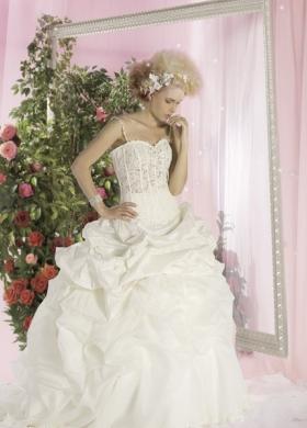 Dalla collezione Mirella, un abito da sposa originale