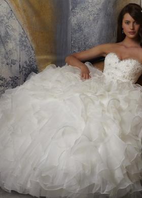 Abito da sposa dal corpetto semplice e dalla gonna pomposa e voluminosa
