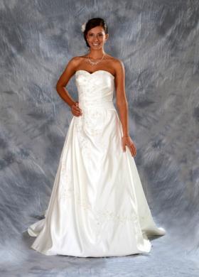 Abito da sposa con scollo a cuore e decori