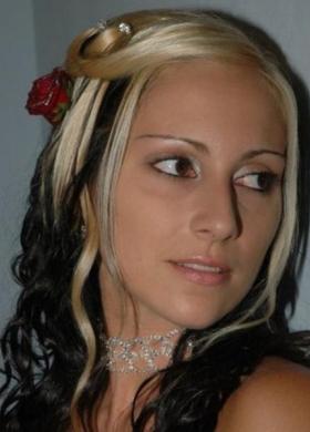 Capelli con doppio colore e trucco dai toni aranciati