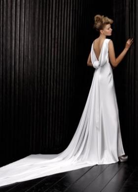 Abito da sposa con coda lunga