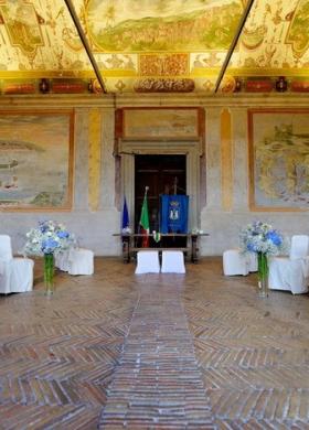 Addobbi floreali blu per la cerimonia di matrimonio