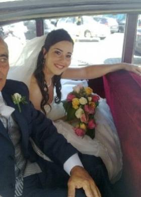 Bouquet di rose colorate per la sposa