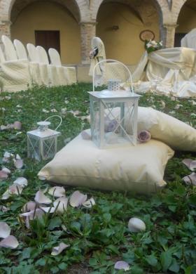 Allestimento con cuscini e lanterne per il matrimonio