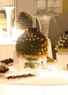 Allestimento del tavolo dei confetti e dei dolci