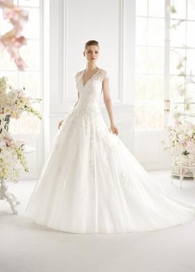 Abito da sposa con maniche corte e scollo a V
