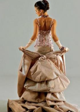 Abito da sposa con corpetto decorato e coda drappeggiata