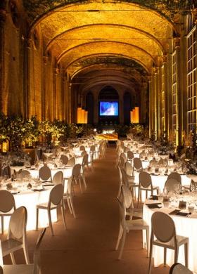 Allestimento della sala con tavoli luminosi