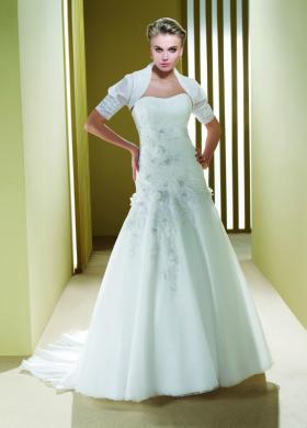 Abito da sposa con coprispalla e decori sul fianco