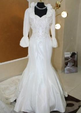 Vestito da sposa con maniche lunghe