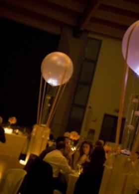 Allestimento con palloncini colorati dei tavoli per il buffet di nozze