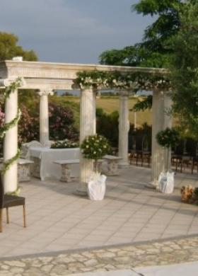 Addobbo floreale per le nozze in un giardino romano