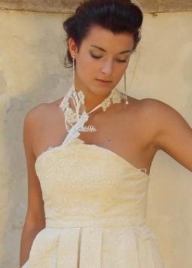 Abiti da sposa color crema ricamato