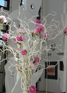 Decorazione floreale con rami e fiori rosa
