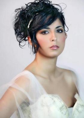 Acconciatura per la sposa raccolta e frangia di lato