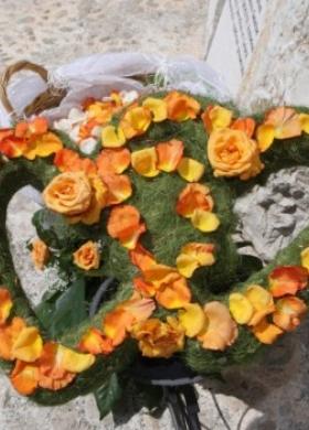 Decorazione di rose a forma di cuore per il matrimonio