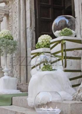 Allestimento elegante per l'entrata della chiesa