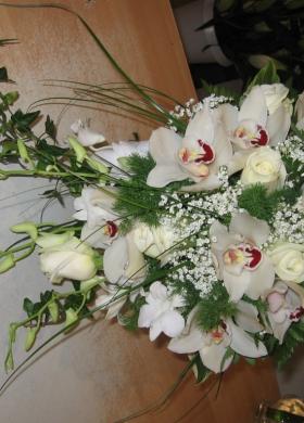 Bouquet da sposa cascante con orchidee