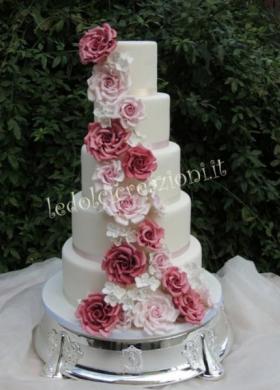 Torta nuziale con decorazione di fiori rosa