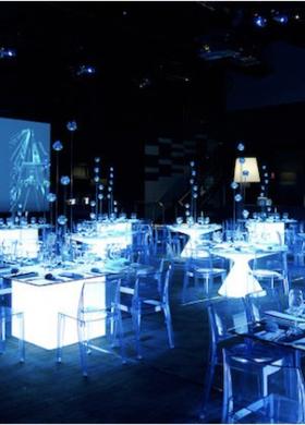 Allestimento con tavoli luminosi per un evento