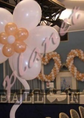 Palloncini a fiore e cuori per gli sposi