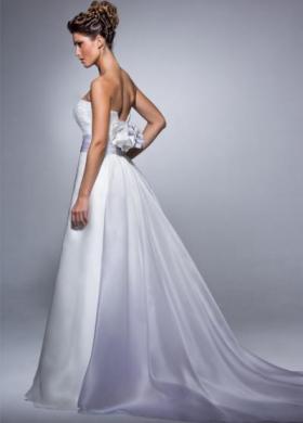 Abito da sposa senza spalline e cinta color lilla