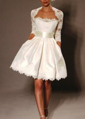 Moderno abito da sposa dalla gonna corta e dal corpetto elaborato in pizzo