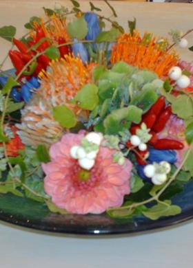 Centrotavola di fiori colorati per il ricevimento di matrimonio