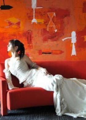 Abito da sposa con guanti e fiori in tessuto applicati sulla gonna