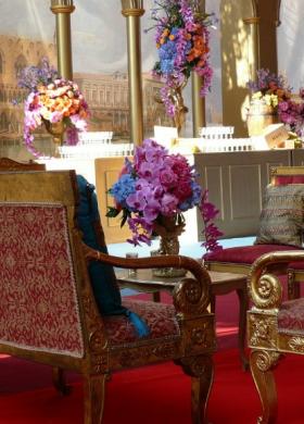 Addobbi floreali colorati per la location di matrimonio