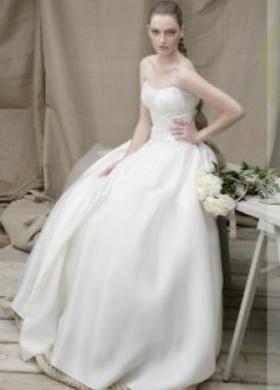 Abito da sposa con corpetto ricamato e gonna a semi palloncino