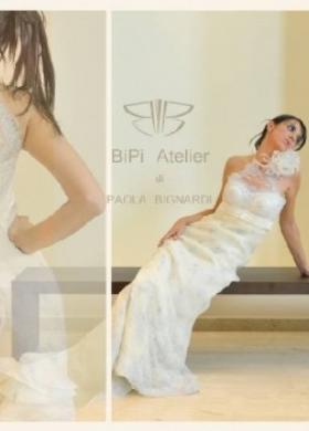 Abito da sposa con grande fiocco sul collo