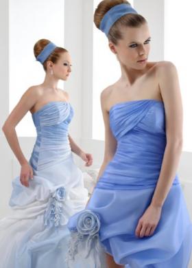 Abito da sposa dal colore azzurro e dalla gonna ricca di ricami e velature