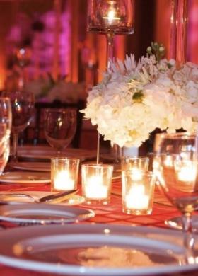 Tavolo apparecchiato per il ricevimento di matrimonio