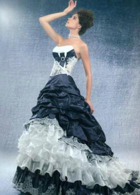 Fantastico ed originale abito da sposa dai colori contrastanti