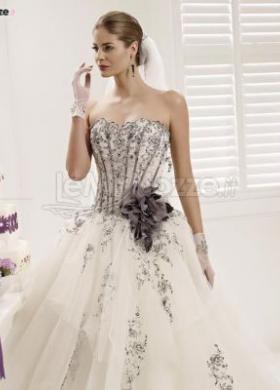 Abito da sposa originale e dai colori contrastanti