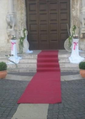 Addobbi floreali con guida rosa per l'entrata della chiesa