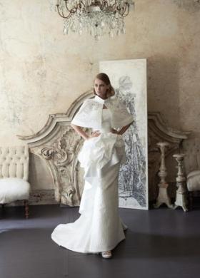 Abito da sposa con coprispalle geometrico