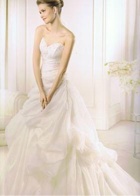 Elegante abito da sposa in stile principesco dalla gonna pomposa e corpetto a cuore