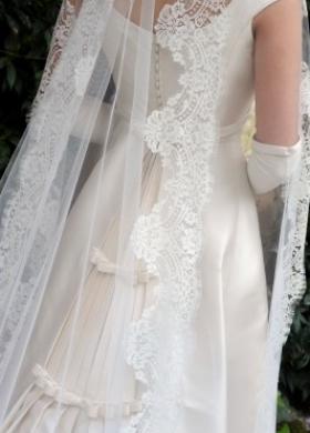 Abito da sposa con velo in pizzo