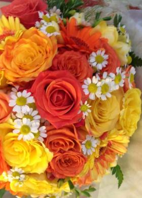 Bouquet colorato con camomilla.Roberta Fiori Viverone