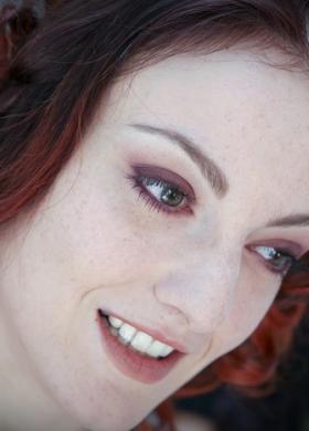 Capelli rossi e trucco dei colori della terra per le nozze