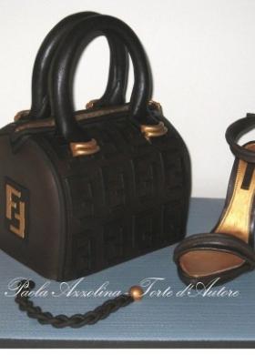 Torta nuziale e forma di borsa di Fendi con scarpa