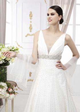 Abito da sposa arricchito con originali gioielli e perle preziose
